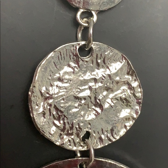 Silver pattern dangling earring - Picture 3 of 4